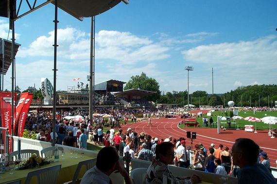 Die Sportanlage Kleine Allmend während eines Gross-Anlasses mit vielen Leuten, die an den Banden und auf der Wiese stehen.