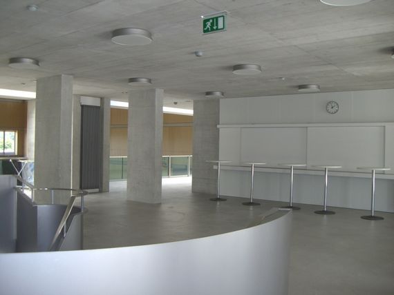Die obere Etage mit dem Abang und dem Office Bereich. Im Hintergrund kann in die Halle heruntergeschaut werden.