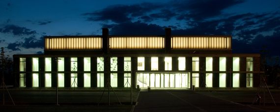 Die Armeesporthalle in der Nacht mit den beleuchteten Fenstern.
