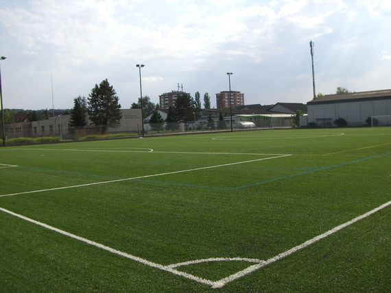 Einer der Kunstrasenplätze auf der Sportanlage Kleine Allmend.
