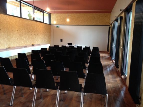 Der Saal im Pavillon mit schwarzen Stühlen in Konzertbestuhlung.