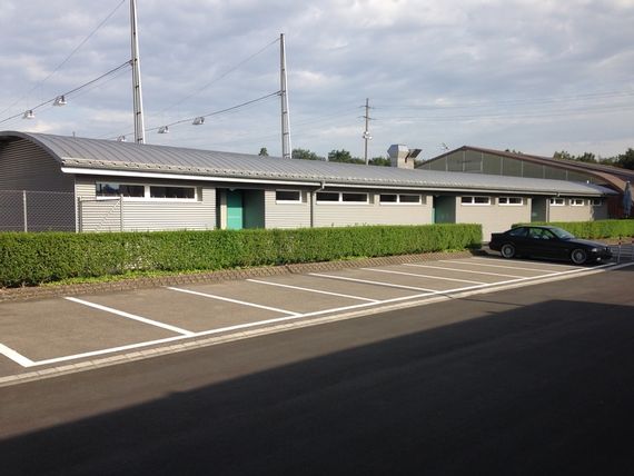 Die Garderoben der Kunsteisbahn mit den eingezeichneten Parkplätzen.