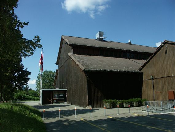 Die rechte Seite der Festhalle Rügerholz mit dem Einangsbereich für die Besuchenden.
