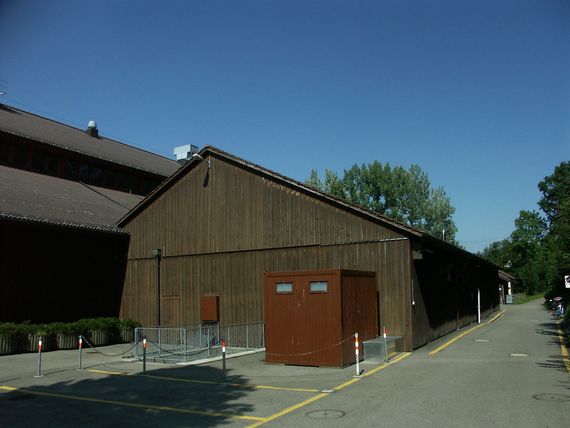 Die rechte Seite der Festhalle Rüegerholz mit den Parkplätzen für die Mitarbeitenden im Vordergrund. 