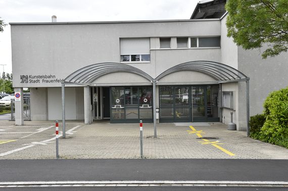 Der Eingangsbereich der Kunsteisbahn Frauenfeld.