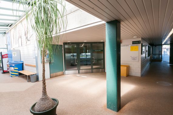 Der Eingang zur Eishalle von der Kasse aus.
