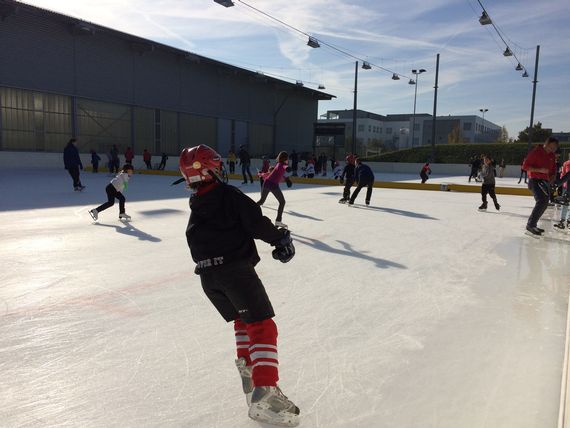Ein Eishockeyspieler in voller Ausrüstung auf dem Aussenfeld.