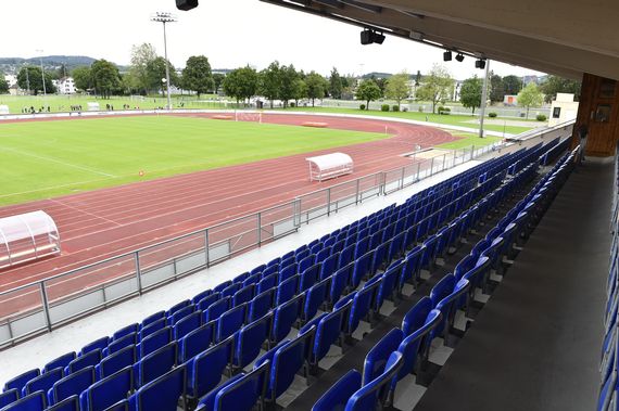 Der Blick von der Tribüne auf den Platz Nr. 1. Auf dem hinteren Fussballplatz sind Kinder am Fussballspielen.