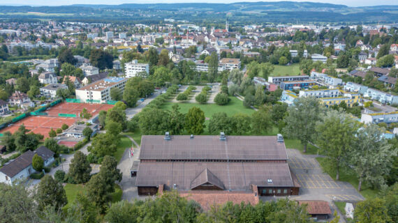 Eine Drohnenaufnahme der Festhalle Rüegeholz. Auf der linken Seite ist der Tennisplatz und im Hintergrund die Stadt Frauenfeld zu sehen.