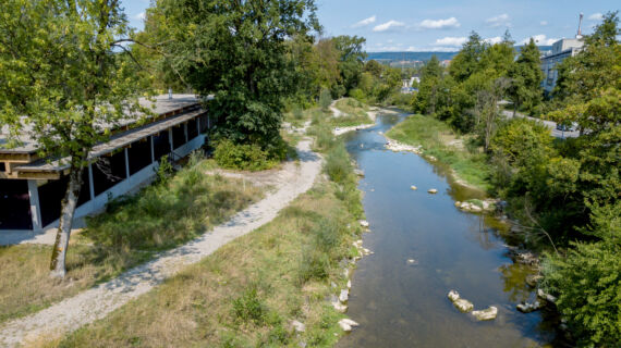 Eine Luftaufnahme über der Murg, auf der linken Seite der Pavillon und der Fussweg entlang der Murg.