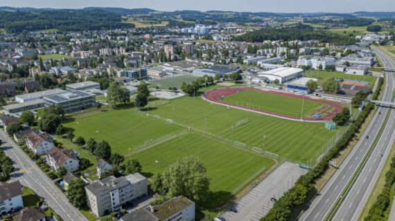 Die Sportanlage Kleine Allmend mit den Plätzen. Unten ist die Autobahn zu sehen und im Hintergrund die Zuckerfabrik Frauenfeld.