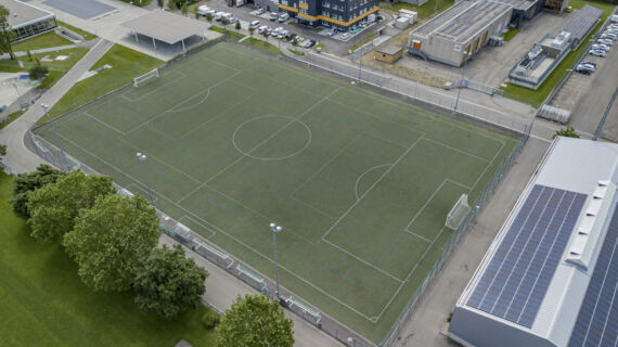 Ein Kunstrasenplatz von oben gesehen.