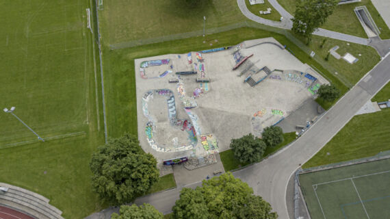Der Skaterpark von oben mit den farbigen Rampen.