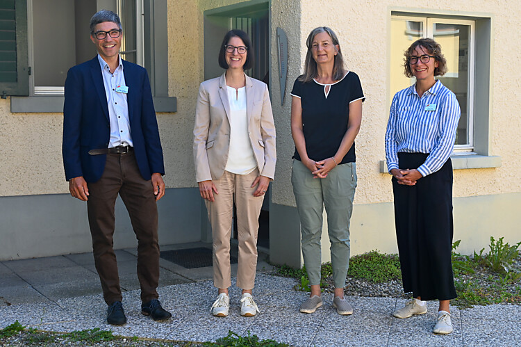 Urban Kaiser, Regine Siegenthaler, Sabine Binder und Doris Wiesli stehen vor einem beigen Haus mit grünen Fensterläden.
