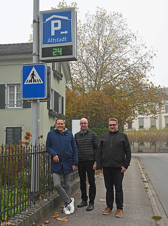 Stadtpräsident Claudio Bernold, Peter Koch, Abteilungsleiter Wirtschaft und Marketing, und Cornel Eisenring, Verwaltungsratspräsident Tobler Immobilien Treuhand AG, vor dem Wegweiser zum Parkhaus Altstadt.