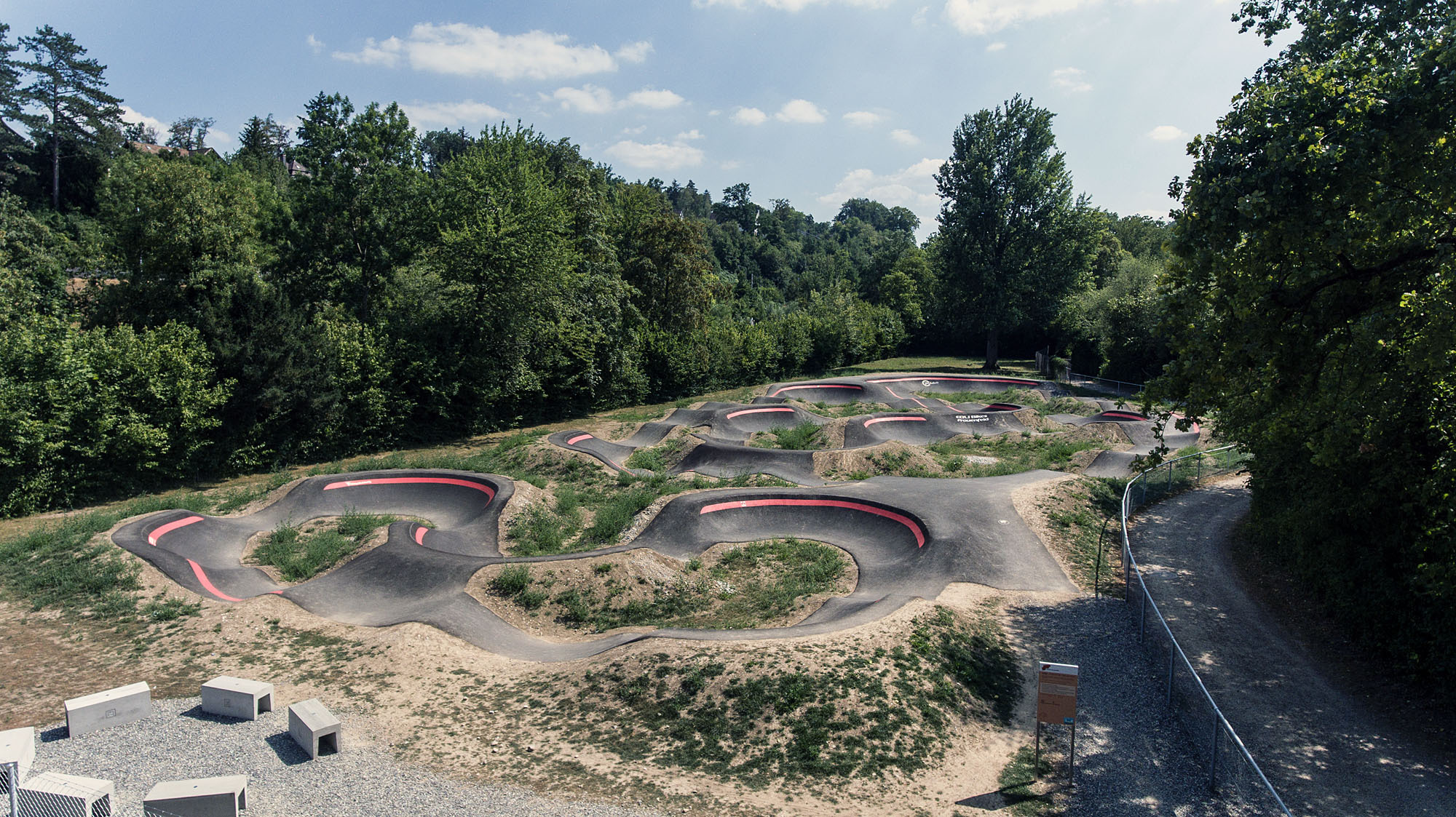 Der Pumptrack von oben mit der grünen Umgebung.