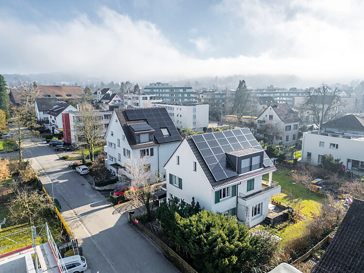 Häuser in einem Wohnquartier mit Solarzellen auf dem Dach.