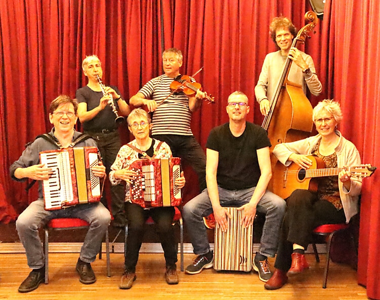 Die sieben Mitglieder der Gruppe WeltmusiX mit ihren Instrumenten.