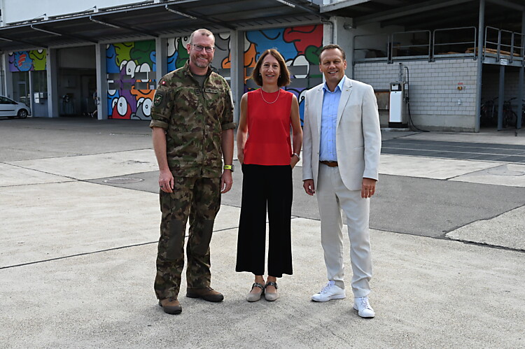 Oberst i Gst Pascal Muggensturm, Kommandant Waffenplatz Frauenfeld, Stadträtin Andrea Hofmann Kolb, Departementsvorsteherin Bau und Verkehr und Stadtpräsident Claudio Bernold informieren über die bevorstehende Abstimmung.