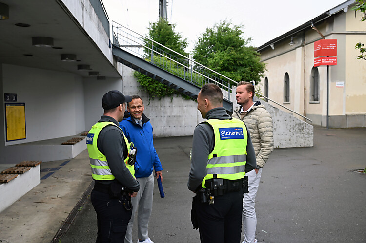 Stadtpräsident Claudio Bernold und Noel Berger, Leiter Sicherheit, begleiten zwei Mitarbeitende der Transsicura auf einem Rundgang rund um den Bahnhof Frauenfeld.